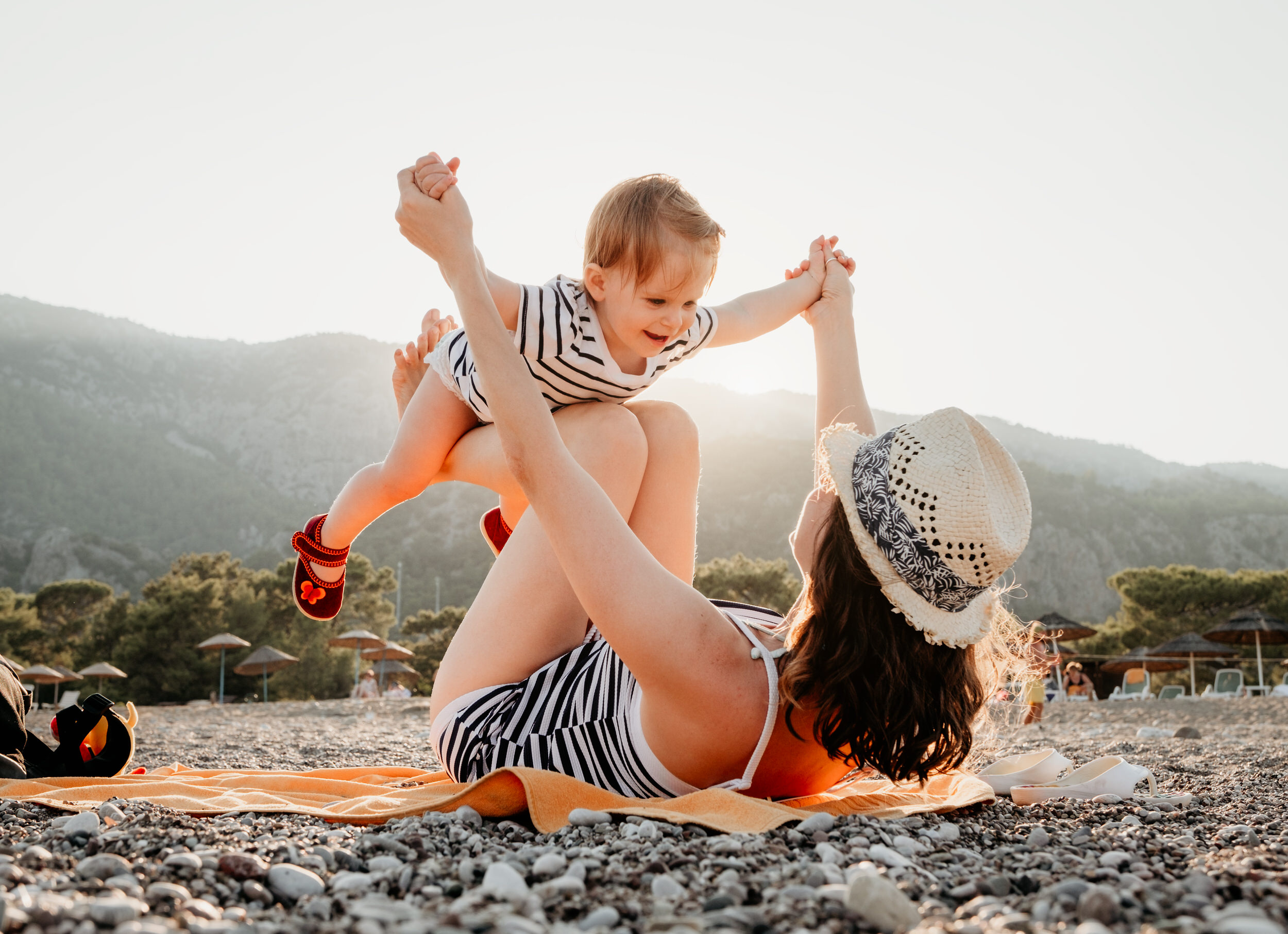 eine Frau und ein Kleinkind am Strand