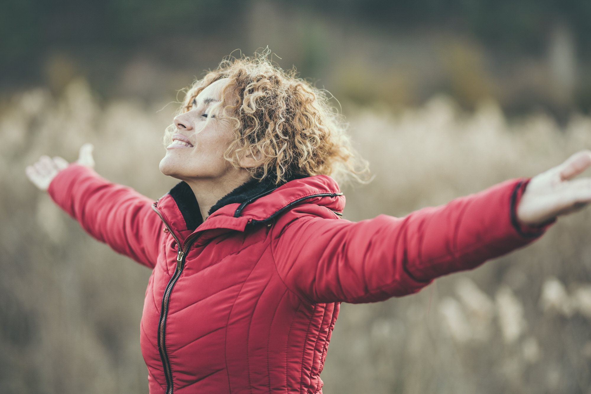 Achtsamkeit für Frauen – eine Frau genießt die Natur