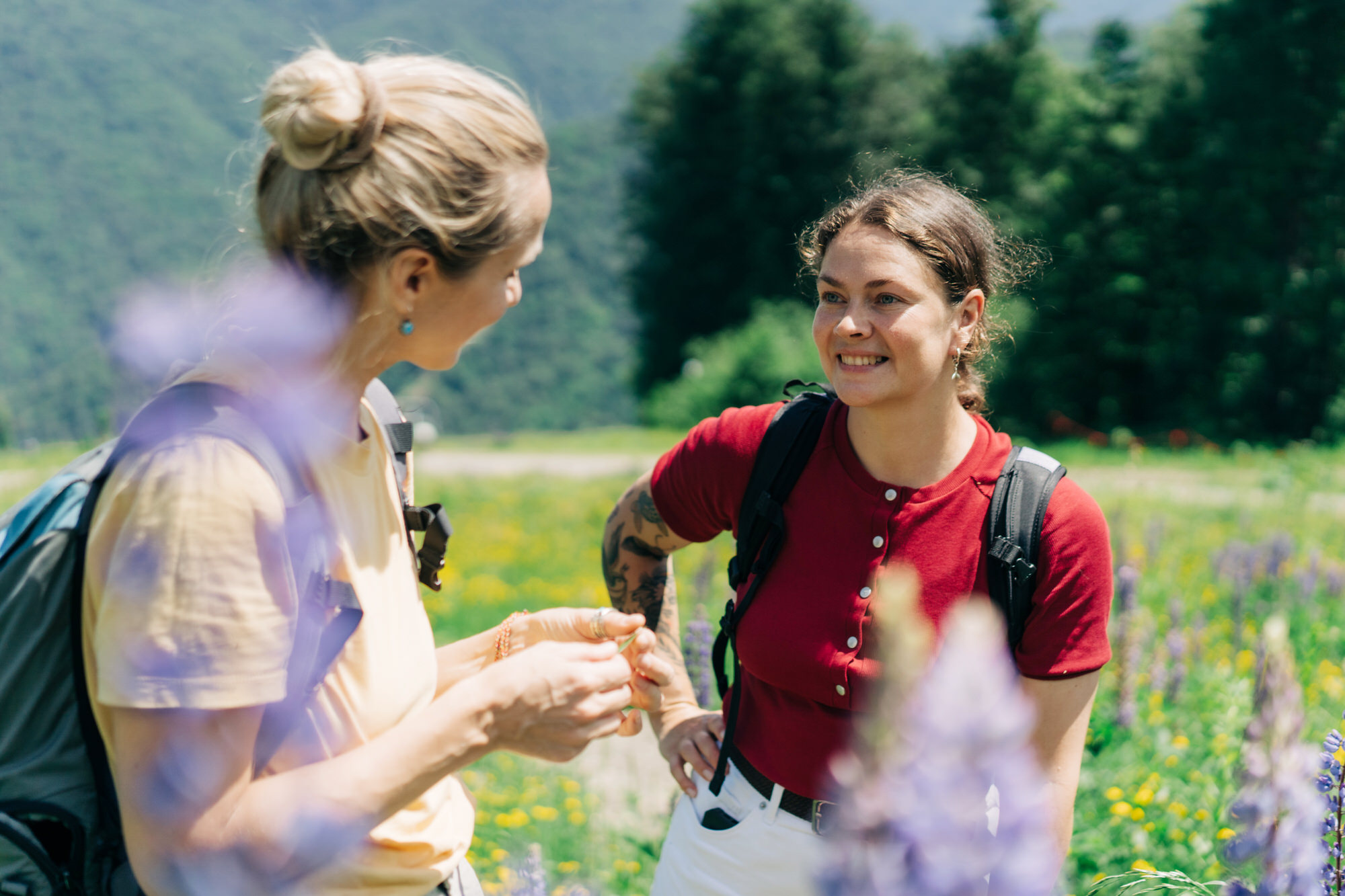 zwei Frauen unterhalten sich in einer Wiese