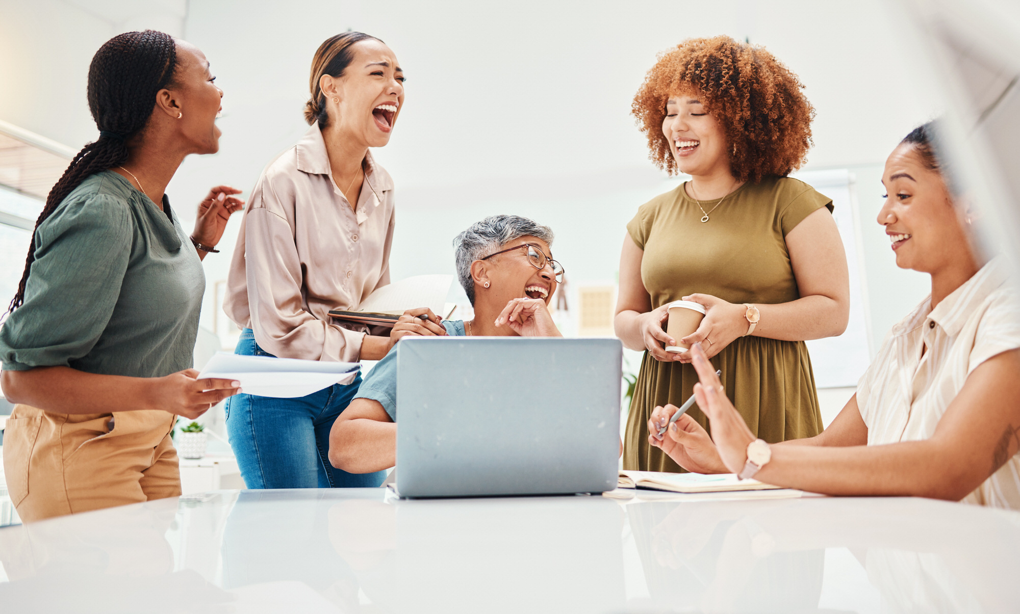 Work Life Balance – Frauen lachen zusammen